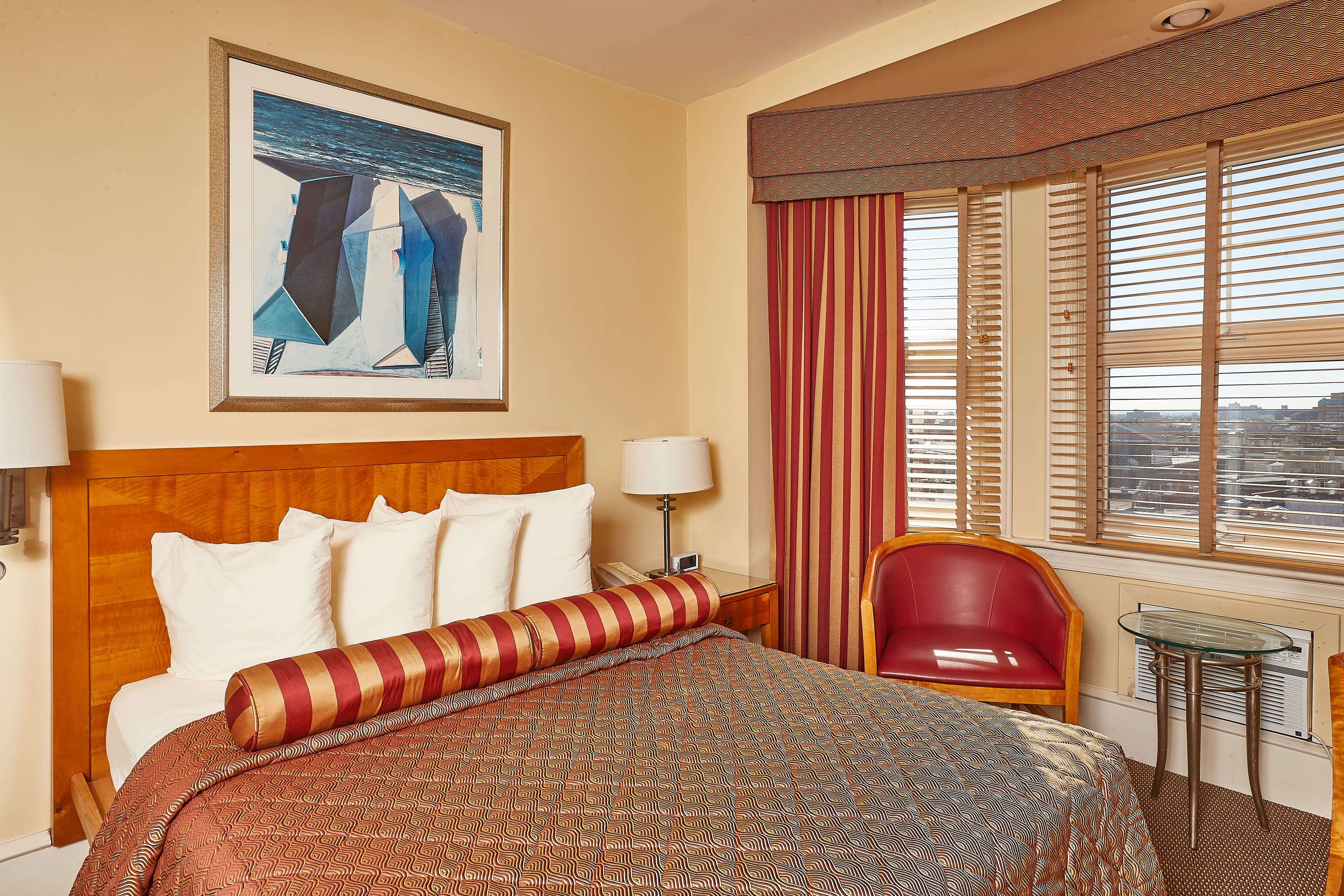 deluxe queen room image
