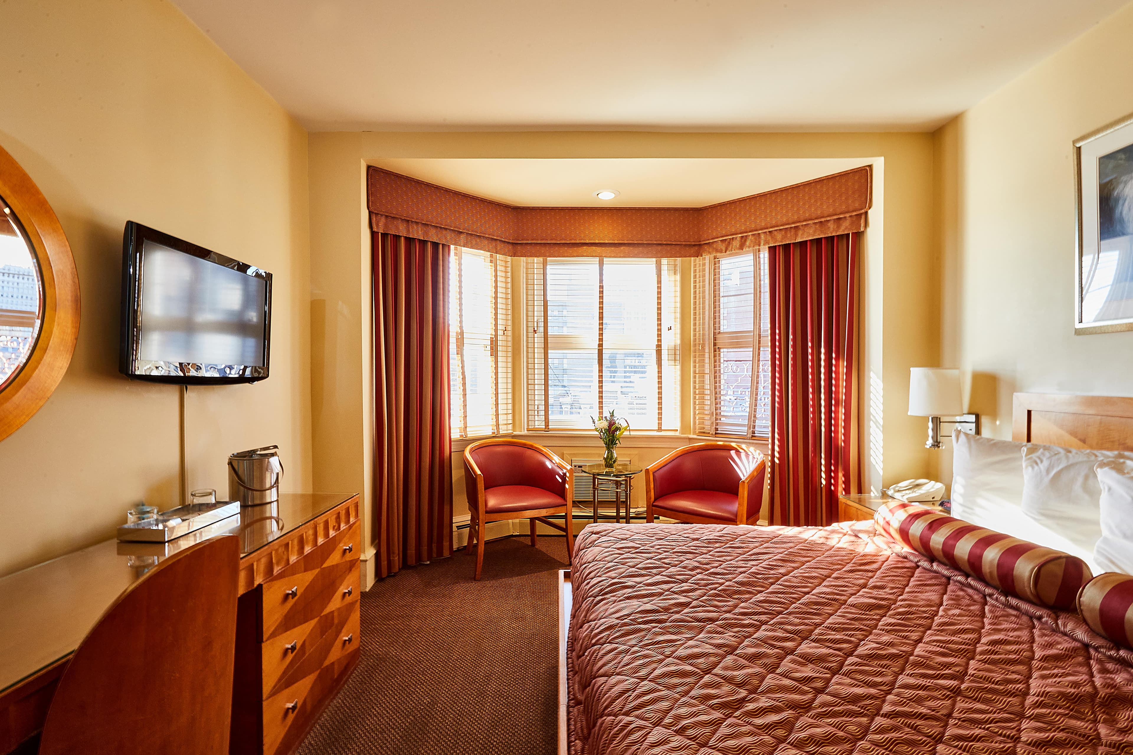 deluxe king room image